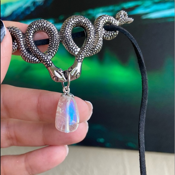 Aura crystal snake black suede chocker necklace - Picture 4 of 8